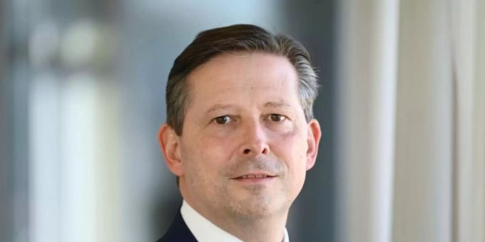 «Man kann sagen: Je grösser und umfassender Lebensentscheidungen sind und je komplexer die Themen, desto eher geht jemand persönlich zum Berater», sagt Jürgen Junker. Foto: Marijan Murat/dpa «Man kann sagen: Je grösser und umfassender Lebensentscheidungen sind und je komplexer die Themen, desto eher geht jemand persönlich zum Berater», sagt Jürgen Junker. Foto: Marijan Murat/dpa