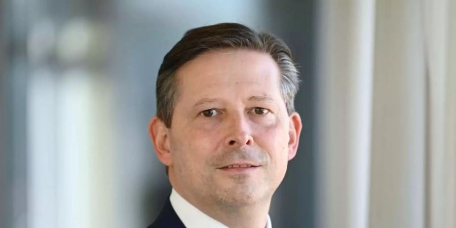 «Man kann sagen: Je grösser und umfassender Lebensentscheidungen sind und je komplexer die Themen, desto eher geht jemand persönlich zum Berater», sagt Jürgen Junker. Foto: Marijan Murat/dpa