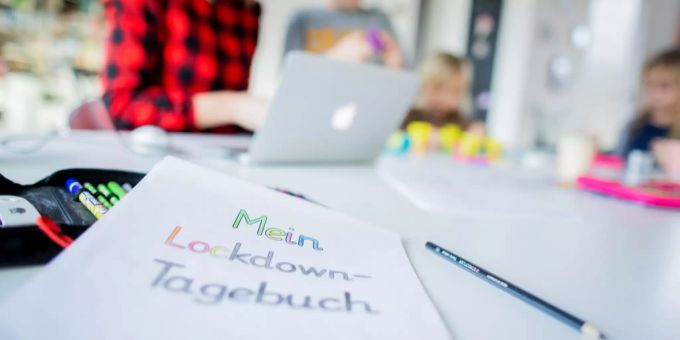 Wegen der Omikron-Welle könnten viele Lehrpersonen ausfallen. In der Schweiz drohen deshalb Schulschliessungen. Coronavirus Schule