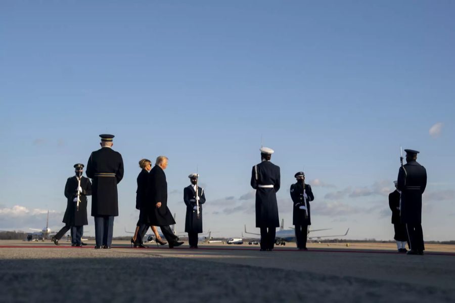 Ein letztes Mal schreiten Donald Trump und First Lady Melania in Richtung Air Force One.