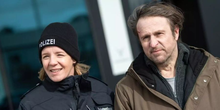 Die Schauspieler Katrin Wichmann und Bjarne Mädel am Set des NDR-Fernsehfilms «Sörensen hat Angst». Foto: Sina Schuldt/dpa