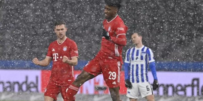 Bayerns Kingsley Coman feiert sein Tor zur 0:1-Führung - im Hintergrund ärgert sich Herthas Darida über das unglückliche Gegentor. Foto: John Macdougall/AFP-Pool/dpa Bayerns Kingsley Coman feiert sein Tor zur 0:1-Führung - im Hintergrund ärgert sich Herthas Darida über das unglückliche Gegentor. Foto: John Macdougall/AFP-Pool/dpa