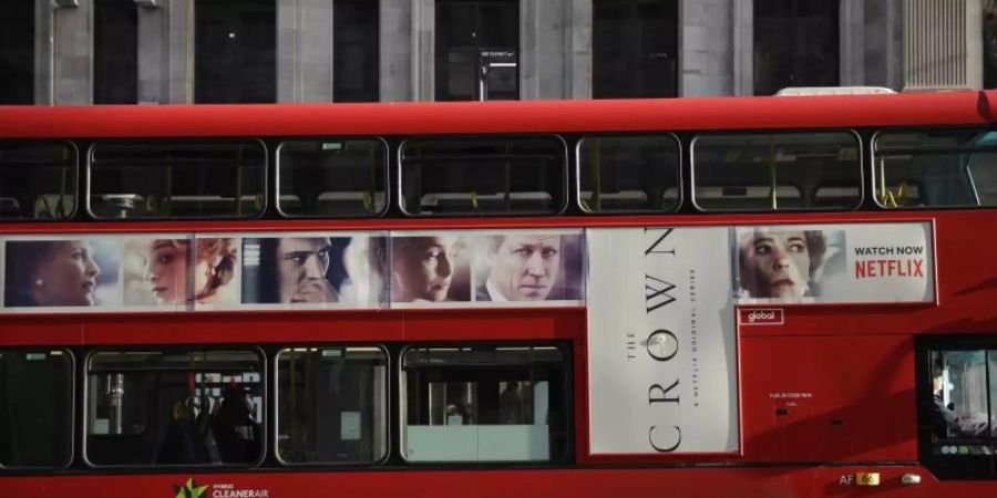 Werbung für «The Crown» auf einem roten Doppeldeckerbus in London. Foto: Matt Dunham/AP/dpa