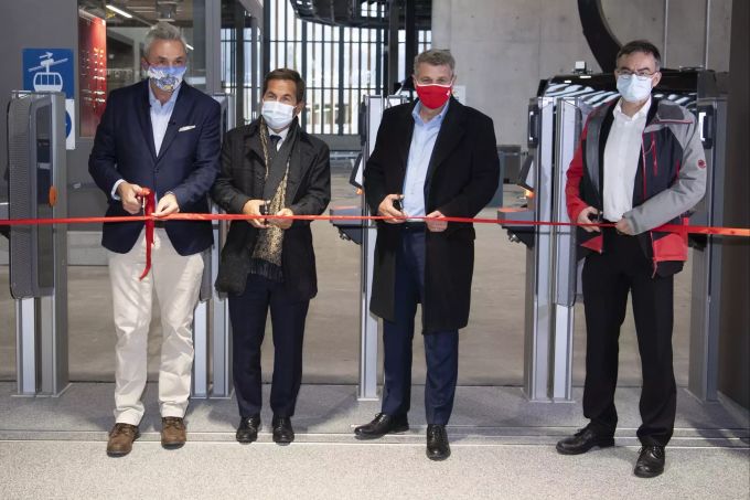 Urs Kessler, CEO der Jungfraubahnen, Walter Thurnherr, Bundeskanzler, Christoph Ammann, Berner Regierungsrat und Thomas Bieger, Praesident der Jungfrau Holding, von links, durchschneiden ein rotes Band, anlaesslich eines Medienanlasses zur Eroeffnung der neuen 3S-Bahn Eiger Express, am Freitag, 4. Dezember 2020, in Grindelwald Grund. Das 480 Millionen Franken teure V-Bahn Projekt von Grindelwald Grund auf den Maennlichen, beziehungsweise, zum Eigergletscher wird am 5. Dezember 2020 eroeffnet und verkuerzt die Reisezeit auf das Jungfraujoch und in das Skigebiet um 47 Minuten. (KEYSTONE/Peter Schneider) Eiger Express