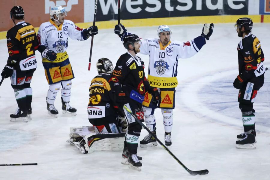 Jerome Bachofner bejubelt das 3:0 kurz vor Ende des zweiten Drittels.