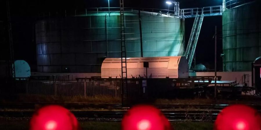 Der Castor-Zug fährt aus dem Bahnhof Nordenham. Sechs Castor-Behälter mit hochradioaktivem Atommüll aus der britischen Wiederaufbereitungsanlage Sellafield sollen per Bahn ins hessische Zwischenlager Biblis gebracht werden. Foto: Sina Schuldt/dpa