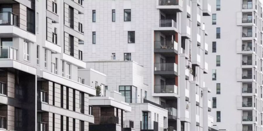 Teure Mieten und hohe Wohnungspreise machen vielen Verbrauchern in Deutschland schwer zu schaffen. Foto: Marcel Kusch/dpa
