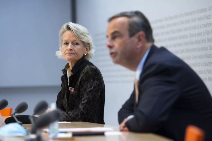 Gerhard Pfister, Partipräsident CVP, spricht neben Andrea Gmuer, Fraktionspräsidentin CVP. Christlichdemokratische Volkspartei