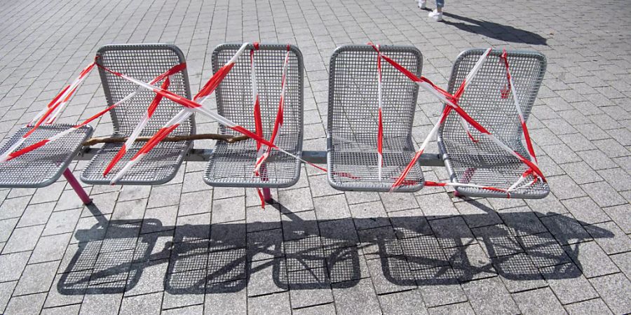 ARCHIV - Auf diesen Sitzen in Stuttgart kann keiner Platz nehmen. Foto: Marijan Murat/dpa