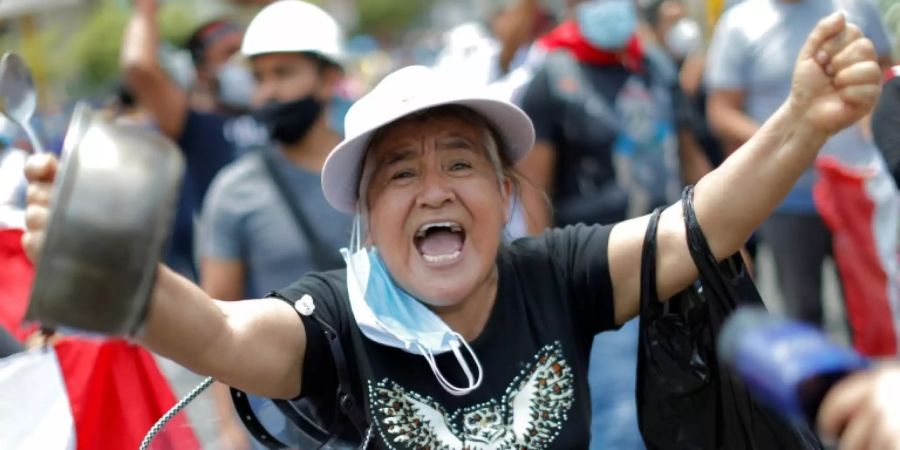 Demonstrantin vor dem Parlament in Peru