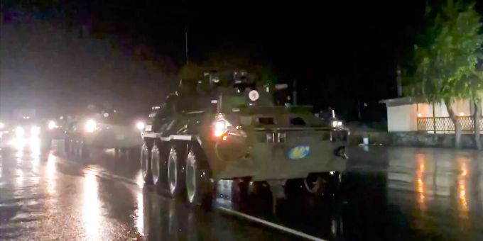 Russische Militärfahrzeuge fahren nach Stepanakert, Berg.Karabach, hinein. Konflikt in Berg-Karabach