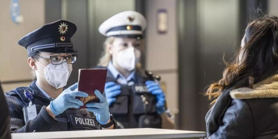 Strenge Kontrollen bei der Einreise nach Deutschland gibt es bereits. Aus sieben Ländern wird der Grenzübertritt nun weitgehend verboten - sie gelten als Virusvarianten-Gebiete. (Symbolbild). Foto: Boris Roessler/dpa