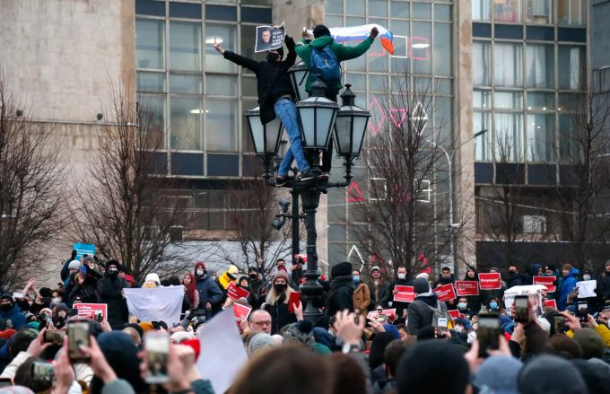 Zahlreiche Demonstranten protestieren gegen die Inhaftierung des Oppositionsführers Nawalny. Russland