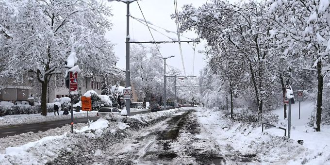 Schnee und Eis sorgen im Öffentlichen Verkehr weiter für Probleme; wie hier auf der Linie 7 der Zürcher Verkehrsbetriebe. Schnee und Eis sorgen im Öffentlichen Verkehr weiter für Probleme; wie hier auf der Linie 7 der Zürcher Verkehrsbetriebe.