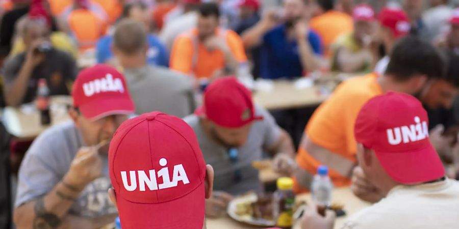 Mitglieder der Gewerkschaft Unia beim Zmittag: Arbeiter, die einem GAV unterstehen, erhielten 2020 0,9 Prozent mehr Lohn (Archivbild).