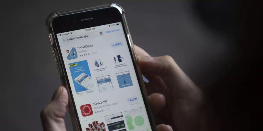 Um ihren Nutzen zu entfalten, haben zu wenige Menschen die Contact-Tracing-App installiert. Nur ein Grund dafür ist gemäss einer ZHAW-Umfrage die Angst vor Überwachung. (Symbolbild)