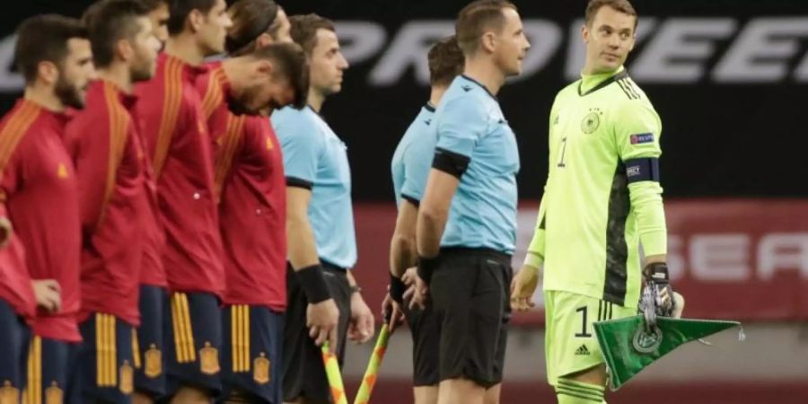 Absolviert sein 96. Spiel als Torhüter des DFB-Teams: Manuel Neuer beim Wimpeltausch vor dem Spiel gegen Spanien. Foto: Daniel Gonzales Acuna/dpa