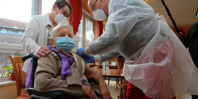 Die Heimbewohnerin Edith Kwoizalla ist mit ihren 101 Jahren die erste die sich am Samstag vor dem offiziellen Impfstart in Deutschland gegen Corona geimpft wurde. Im Landkreis Harz in einer Senioren-Pflegeeinrichtung in Halberstadt wurden die ersten Bewohner sowie das Pflegepersonal mit dem Impfstoff gegen das Coronavirus von Pfizer-Biontech geimpft. Coronavirus Impfung Deutschland
