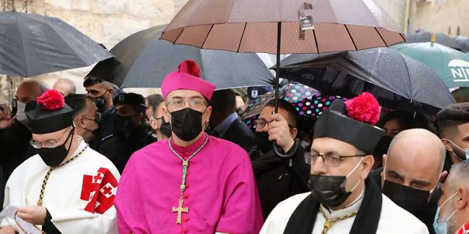 Pierbattista Pizzaballa (vorne, 2.v.l), Oberhaupt der katholischen Kirche im Heiligen Land, bei der traditionellen Weihnachtsprozession in Betlehem. Foto: Abedalrahman Hassan/APA Images via ZUMA Wire/dpa Pierbattista Pizzaballa (vorne, 2.v.l), Oberhaupt der katholischen Kirche im Heiligen Land, bei der traditionellen Weihnachtsprozession in Betlehem. Foto: Abedalrahman Hassan/APA Images via ZUMA Wire/dpa