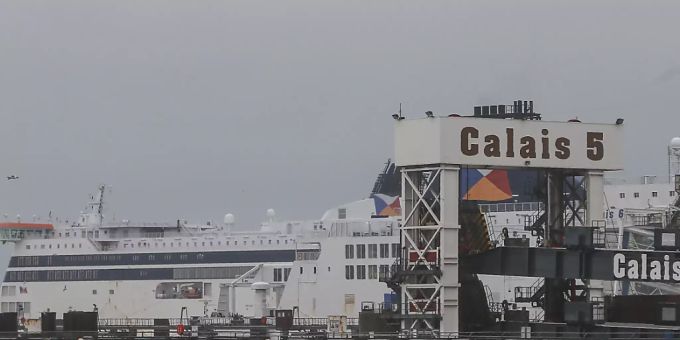 Eine Fähre im Hafen von Calais. Foto: Michel Spingler/AP/dpa Eine Fähre im Hafen von Calais. Foto: Michel Spingler/AP/dpa