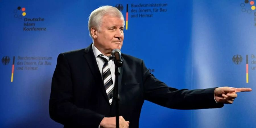 Seehofer kritisiert Ministerpräsidenten wegen Corona