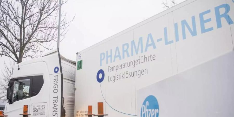 Ein deutscher LKW von Pharma-Liner fährt in der Pfizer-Produktionsstätte im belgischen Puurs ein, in welcher der Corona-Impfstoff von Biontech/Pfizer produziert wird. Foto: Jasper Jacobs/BELGA/dpa