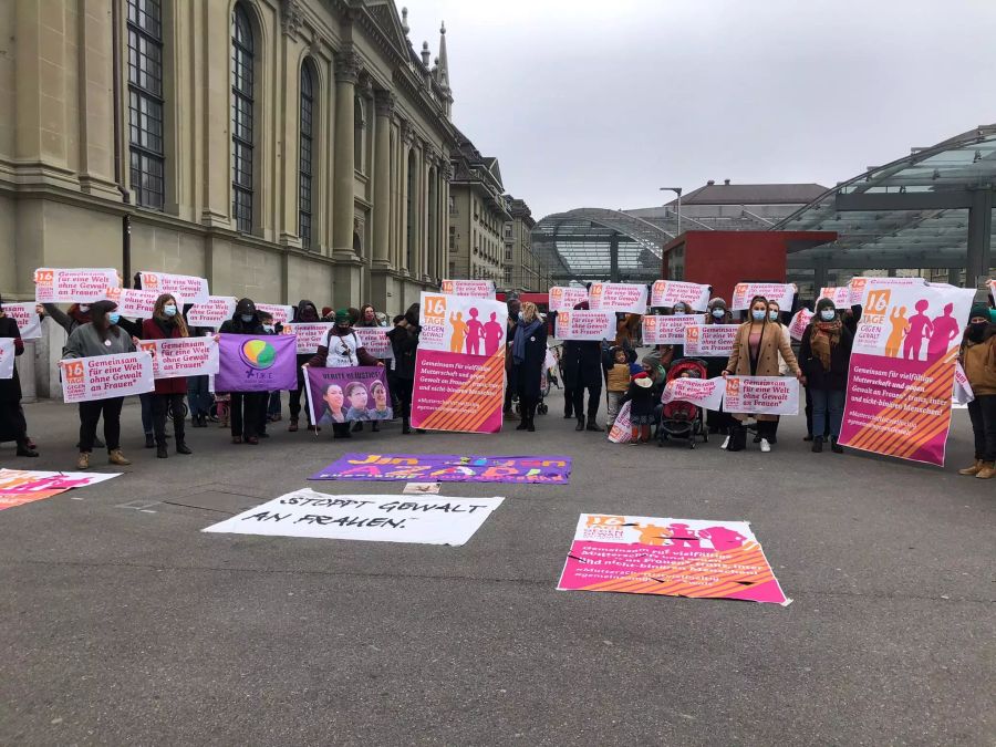 Der Flashmob auf dem Bahnhofsplatz in Bern.