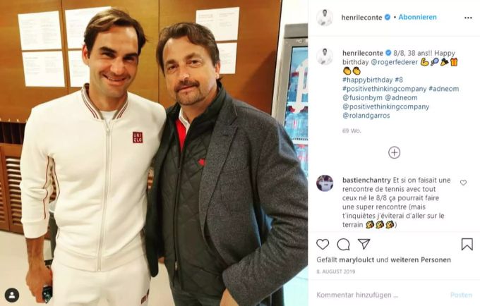 Roger Federer (l.) zusammen mit Henri Leconte. Roger Federer