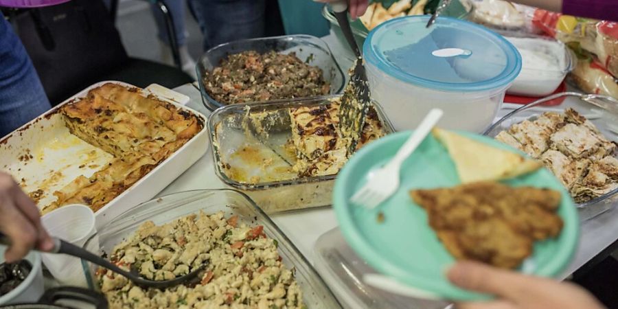 Speisen stehen beim Iftar dem Mahl am Abend während des Fastenmonats Ramadan auf den Tisch. Foto: Eman Helal/dpa