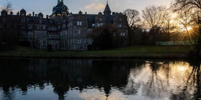 Die Sonne geht hinter dem Schloss Bückeburg in Niedersachsen auf. Foto: Lino Mirgeler/dpa Die Sonne geht hinter dem Schloss Bückeburg in Niedersachsen auf. Foto: Lino Mirgeler/dpa