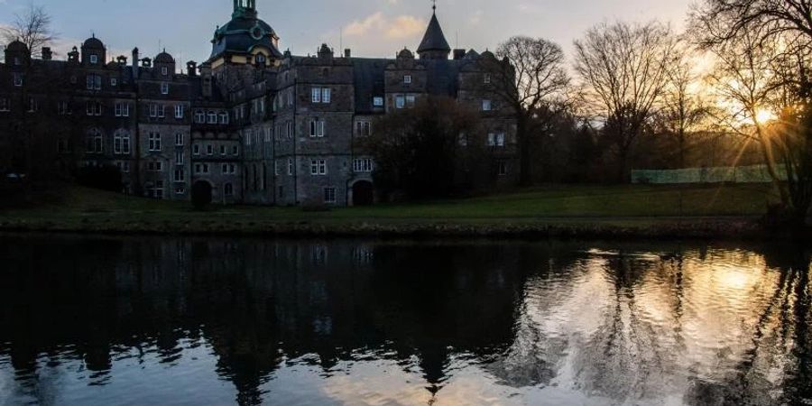 Die Sonne geht hinter dem Schloss Bückeburg in Niedersachsen auf. Foto: Lino Mirgeler/dpa