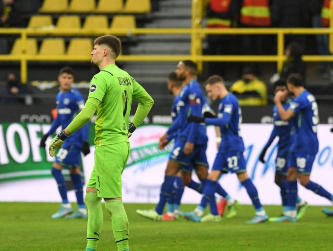 Ein enttäuschter Gregor Kobel, jubelnde Leverkusener: Der BVB verliert in der Bundesliga gegen Bayer. BVB bundesliga