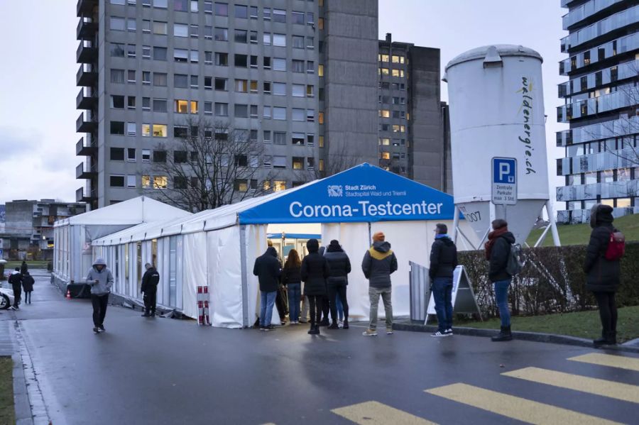 Immer mehr Menschen stecken sich in der Schweiz mit dem Coronavirus an.