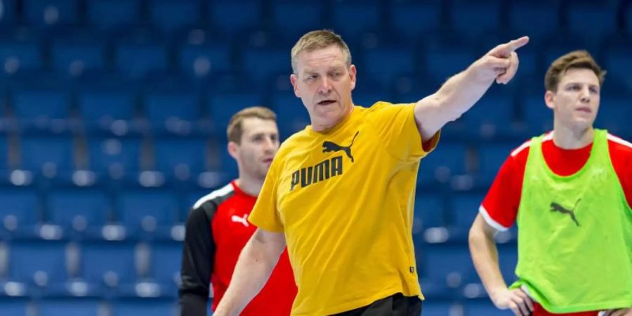Handball-Bundestrainer Alfred Gislason (M) gibt die Richtung vor. Foto: Sascha Klahn/dpa