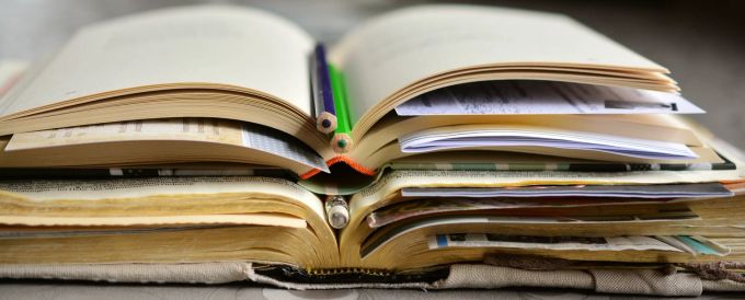 Fast schon klassisch: Studium mit Büchern. Bücher aufgeschlagen Stifte bunt