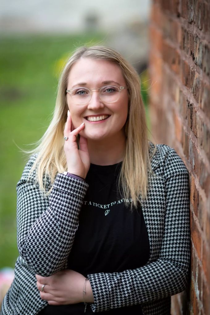 Kamila Skolik arbeitet als Psychologin und Psychoonkologin in Herford. Porträtfoto Frau blond