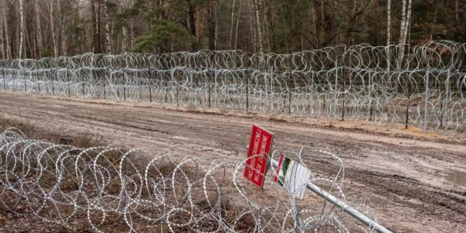 Seit Wochen versuchen Tausende Migranten und Flüchtlinge, von Belarus über die EU-Aussengrenzen nach Polen oder in die baltischen Staaten zu gelangen. Foto: Wojtek Jargilo/PAP/dpa/Archivbild Seit Wochen versuchen Tausende Migranten und Flüchtlinge, von Belarus über die EU-Aussengrenzen nach Polen oder in die baltischen Staaten zu gelangen. Foto: Wojtek Jargilo/PAP/dpa/Archivbild