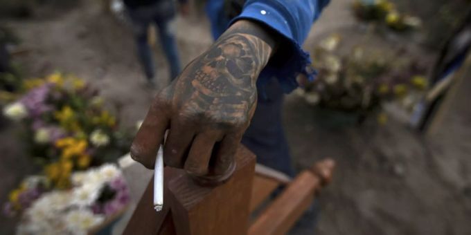 Ein Arbeiter auf einem Friedhof in Mexiko. Corona