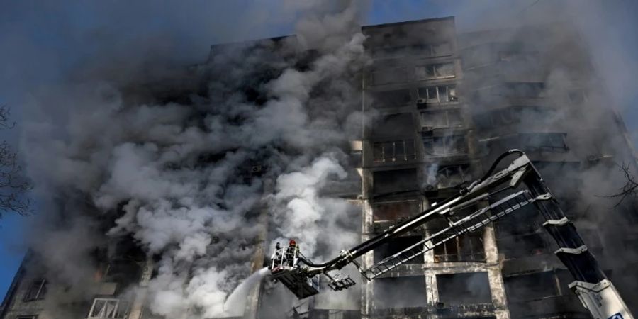 Brennendes Hochhaus in Kiew nach Bombenangriff