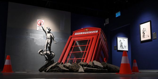 Banksy Telefonzelle Museum Bauabsperrung