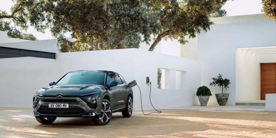 Der 12,4 kWh grosse Akku ist daheim in bestenfalls zwei Stunden wieder aufgeladen. Rein elektrisch fährt der Citroën C5X damit etwa 60 Kilometer.