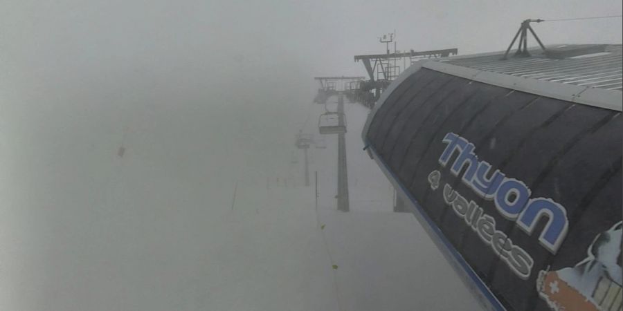 Nach dem Sturmtief «Antonia» kommt spätestens auf das Wochenende das schöne Wetter zurück. (Bild: Webcam Etherolla)