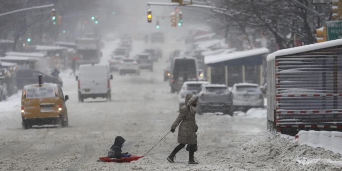Eine Frau zieht ein Kind über die Ninth Avenue in New York. ostküste der vereinigten staaten