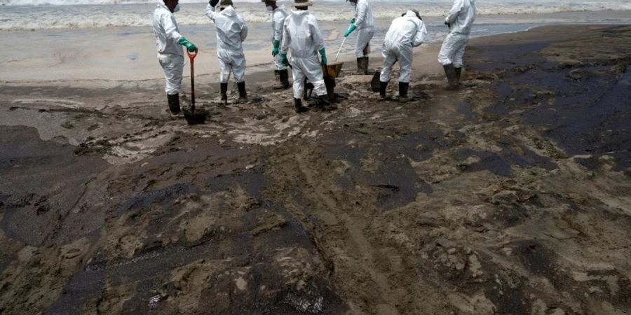Soldaten in Schutzanzügen an einem Strand in Peru