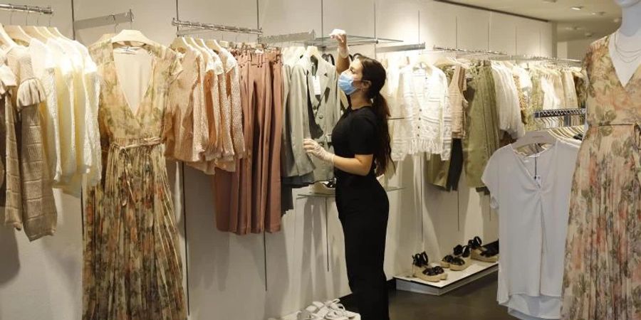 Jeder Einwohner der EU konsumiert pro Jahr im Schnitt knapp 15 Kilogramm an Bekleidung und weiteren Textilien. Aufgrund der hohen Umweltbelastung plant die EU eine Strategie gegen Fast Fashion. Foto: Clara Margais/dpa/Archiv