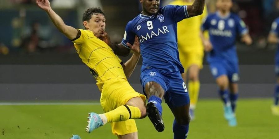 Chelseas Andreas Chistensen (l) kämpft mit Odion Ighalo von Al Hilal um den Ball. Foto: Hassan Ammar/AP/dpa