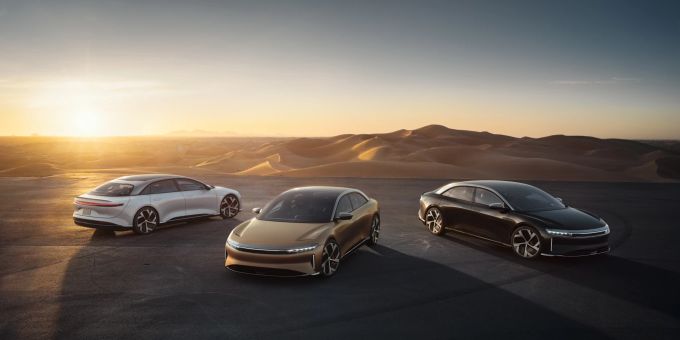 Der E-Autohersteller Lucid will sein Modell Air bald auch in Deutschland verkaufen. Autos Ebene Sonnenaufgang Kupfer Schwarz Silber