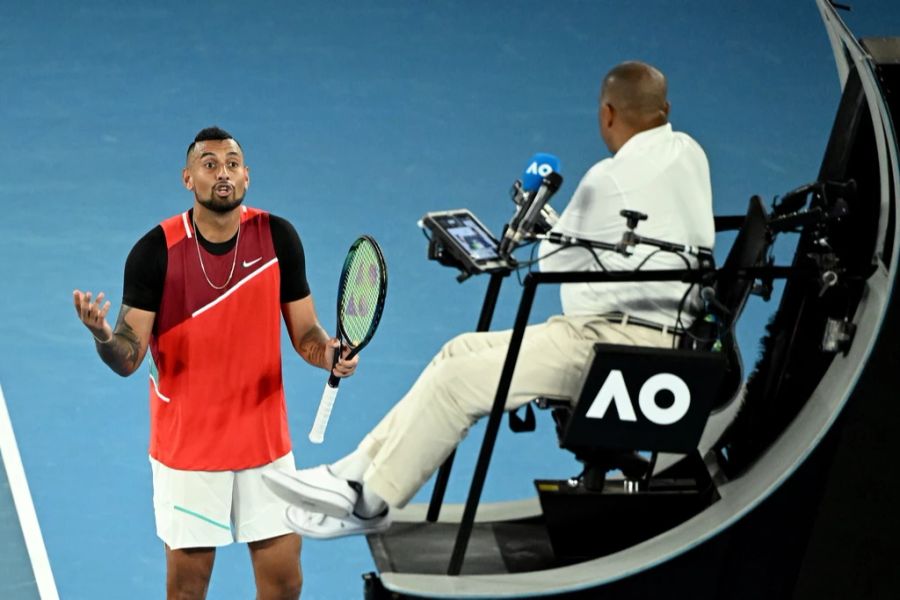 Nick Kyrgios in einem Gespräch mit dem Schiedsrichter.