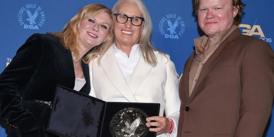 Jane Campion (M.) mit Kirsten Dunst und Jesse Plemons