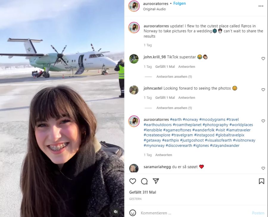 Aurora Torres verlässt das Flugzeug, in dem sie die einzige Passagierin war.